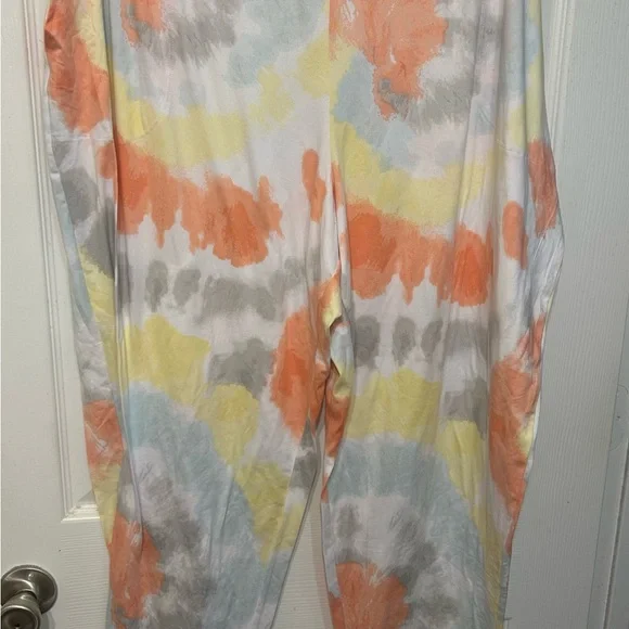 NWT- Secret Treasures Tie-Dye Women's 2 piece pajama set. Size 3x (24/26) - Picture 2 of 3